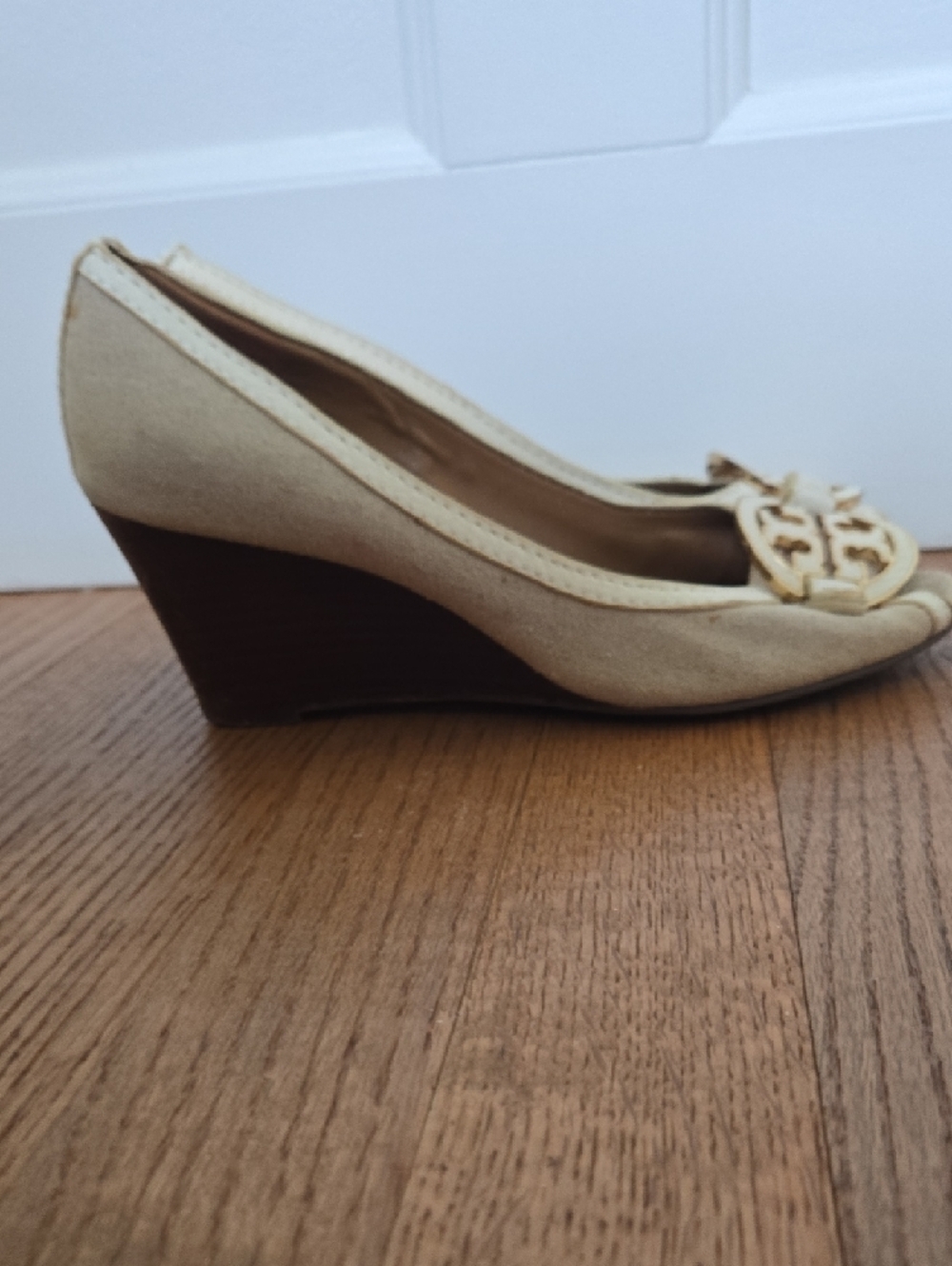 Tory Burch Amands Natural Canvas Peep-Toe Wedges with Gold Logo 7.5 - Picture 5 of 7